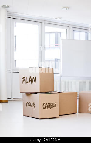 Menge Kisten in ein leeres weißes Office, Text planen Sie Ihre Karriere auf die Felder Stockfoto