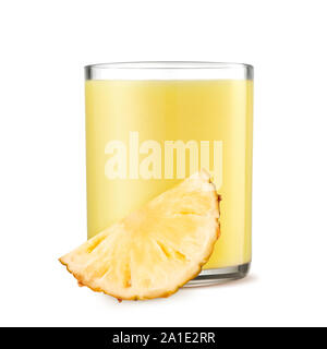 Glas Ananassaft und Scheiben Ananas auf weißem Hintergrund Stockfoto