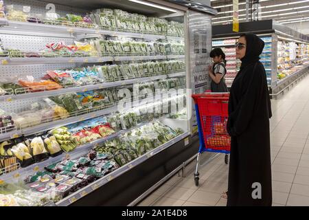 Eine verschleierte Frau drückt in einem Carrefour Supermarkt, im Villagio Einkaufszentrum in Doha/Katar, am 25.09.2019. | Verwendung weltweit Stockfoto