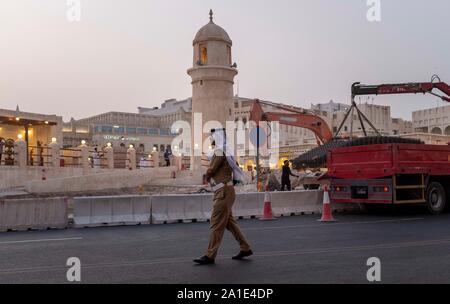 Doha, Katar. 26 Sep, 2019. Ein Polizist vor dem Souq Waqif Moschee, Moschee, in Doha/Katar, am 25.09.2019. | Verwendung der weltweiten Kredit: dpa/Alamy leben Nachrichten Stockfoto