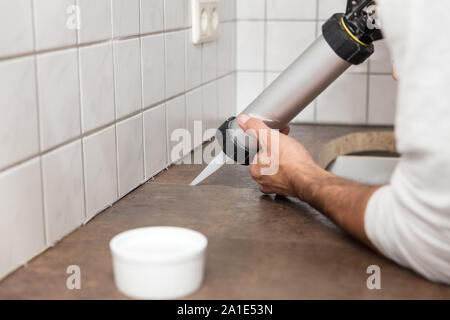 Verbindung zwischen zwei Arbeitsplatten mit Silikon abgedichtet Stockfoto