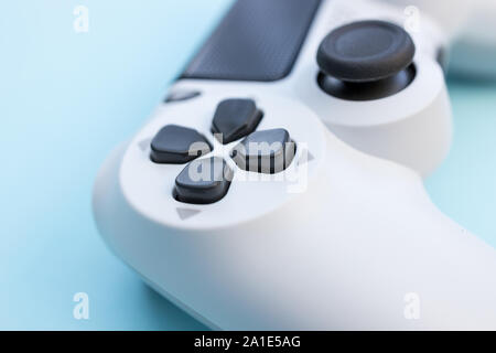 Videospiele weiß Gaming Controller auf blaue Farbe Hintergrund Draufsicht isoliert Stockfoto