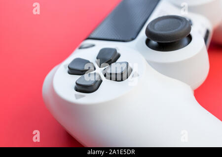 Videospiele weiß Gaming Controller auf rote Farbe Hintergrund Draufsicht isoliert Stockfoto