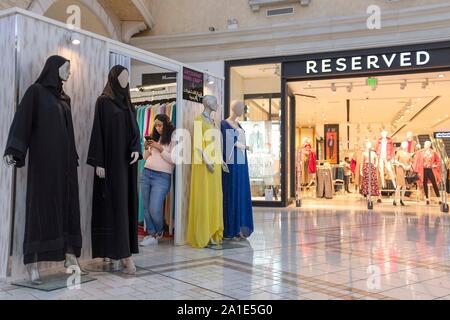 Doha, Katar. 26 Sep, 2019. Fashion Shop verkauft Muslimische Kleidung am Villagio Einkaufszentrum in Doha/Katar, am 25.09.2019. | Verwendung der weltweiten Kredit: dpa/Alamy leben Nachrichten Stockfoto