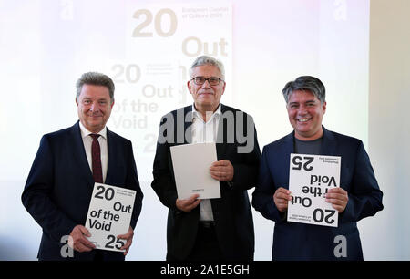 26. September 2019, Sachsen-Anhalt, Magdeburg: Lutz Trümper (SPD, l-r), Oberbürgermeister von Magdeburg, Matthias Puhle, kulturelle Stadtrat, und Tamas Szalay, MD 2025 Team Office Manager, wird eine Anwendung buchen Sie in Magdeburg mit der Vision und Themen vorhanden um den Titel der Europäischen Kulturhauptstadt 2025. Am 12. Dezember eine internationale Jury wird bekannt, welche Städte die Chance, die zweite Runde der Anwendung Prozess eingeben. Die endgültige Auswahl ist für nächstes Jahr geplant. Die Kommission der Europäischen Union vergibt den Titel nach dem Wettbewerb - für das Jahr 2025 zu einem Deutschen und einem Slo Stockfoto