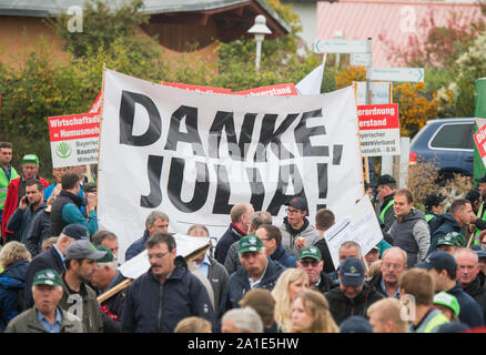 Mainz, Deutschland. 26 Sep, 2019. Bei einer Rallye, Landwirte halten Sie ein Plakat mit der Aufschrift 'Danke, Julia! In Anspielung auf die Bundesminister für Landwirtschaft. Anlässlich der Konferenz der Agrarminister (AMK) in Mainz-Finthen, der Deutsche Bauernverband wird eine Rallye halten zusammen mit den Verbänden der anderen regionalen Bauern. Credit: Andreas Arnold/dpa/Alamy leben Nachrichten Stockfoto