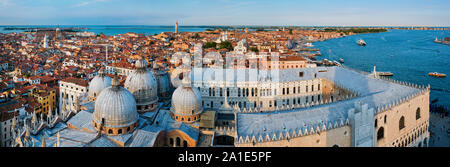 Antenne Panorama von Venedig mit St Mark's Basilika und dem Dogenpalast entfernt. Venedig, Italien Stockfoto