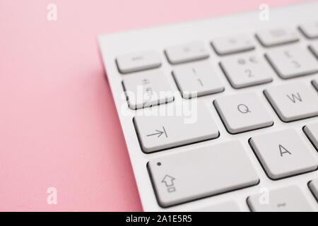 Computer Tastatur minimal Home Office hell rosa Farbe Hintergrund der Ansicht von oben Stockfoto