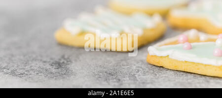 Leckere Weihnachtsplätzchen mit Royal icing und Zucker Perlen, Copyspace Stockfoto