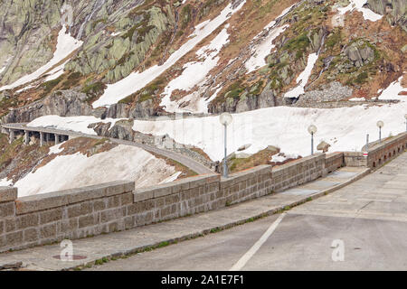 Sneaky Weg zum Grimselpass Stockfoto