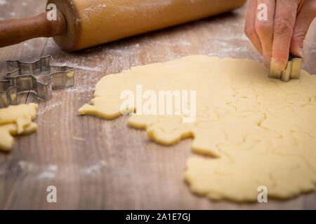 Weihnachten Bäckerei mit frischen Plätzchenteig und Ausstechform, Rolling Pin im Hintergrund Stockfoto