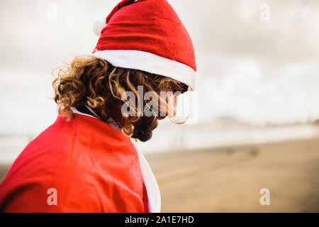 Jungen blonden Mann Kleider bis Santa Claus am Strand Stockfoto