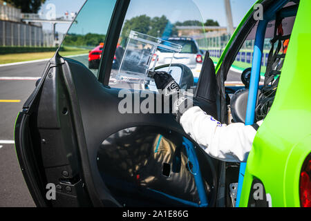 Vallelunga, Italien am 14. September 2019. Ansicht der Rückseite des Fahrer des smart electric motor racing Auto bereit für den Start im Stromkreis Stockfoto