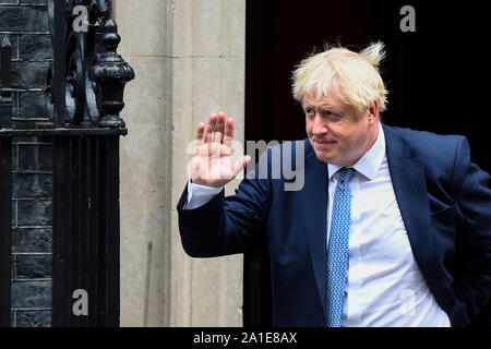 London, Großbritannien. 26 Sep, 2019. Boris Johnson, Premierminister, fährt von Nummer 10 Downing Street, dem Parlament zu Kopf. Credit: Stephen Chung/Alamy leben Nachrichten Stockfoto