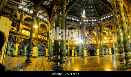 MYSURU (MYSORE), Karnataka/Indien - Februar 11 2018: Interieur die Grand Hall von Mysore Palast. Stockfoto