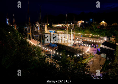 Charlestown sieht schön aus in der Nacht von Lichterketten umgeben wie das klassische Tall Ship Festival unterwegs erhält Stockfoto