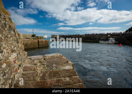 Resident Tall Ship Anny Segeln in den Hafen von Charlestown, Cornwall. Stockfoto