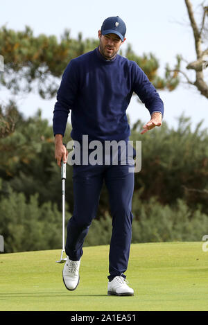 Jamie Redknapp auf dem 13 Grün während des Tages eine der Alfred Dunhill Links Championship bei Carnoustie Golf Links. Stockfoto