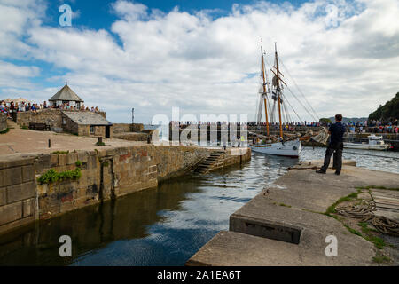 Resident Tall Ship Anny Segeln in den Hafen von Charlestown, Cornwall. Stockfoto