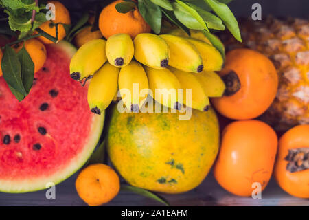 Kühlschrank voller Vegetarische gesunde Ernährung, lebendige Farbe Gemüse und Früchte im Inneren auf Kühlschrank geöffnet. Vegan Kühlschrank. Stockfoto