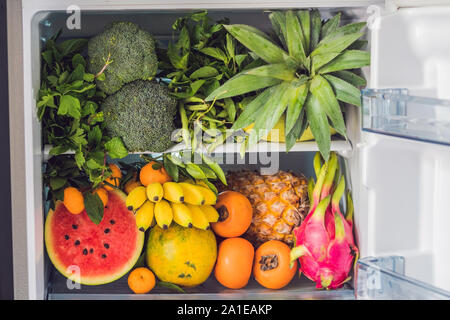 Kühlschrank voller Vegetarische gesunde Ernährung, lebendige Farbe Gemüse und Früchte im Inneren auf Kühlschrank geöffnet. Vegan Kühlschrank. Stockfoto