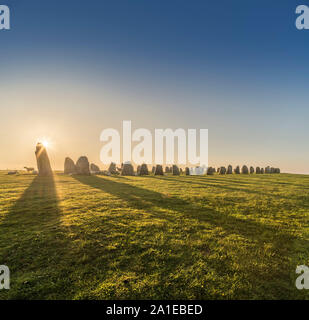 Sonnenaufgang am Steine Schiff des alten Ale-Einstellung aus der Eisenzeit, Kaseberga in der Nähe von Ystad, Skåne, Schweden. Skandinavien Stockfoto