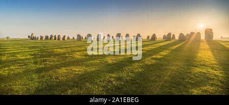 Sonnenaufgang am Steine Schiff des alten Ale-Einstellung aus der Eisenzeit, Kaseberga in der Nähe von Ystad, Skåne, Schweden. Skandinavien Stockfoto