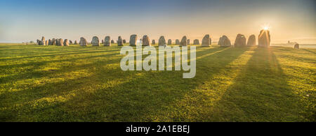 Sonnenaufgang am Steine Schiff des alten Ale-Einstellung aus der Eisenzeit, Kaseberga in der Nähe von Ystad, Skåne, Schweden. Skandinavien Stockfoto