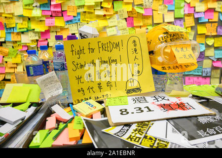 Lennon Mauer an der City University Hongkong. 25. September 2019. Dies ist einer von vielen Orten, hat Lennon Wände mit Postern, Nachrichten und Grafitti, um Hongkong zu finden sind. Stockfoto