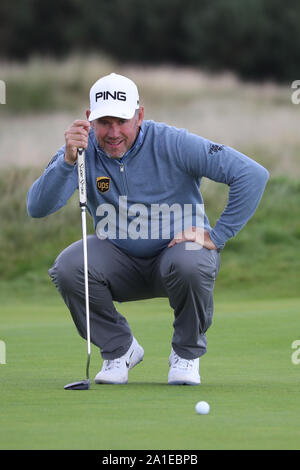 Lee Westwood auf dem 14 Grün während des Tages eine der Alfred Dunhill Links Championship bei Carnoustie Golf Links. Stockfoto