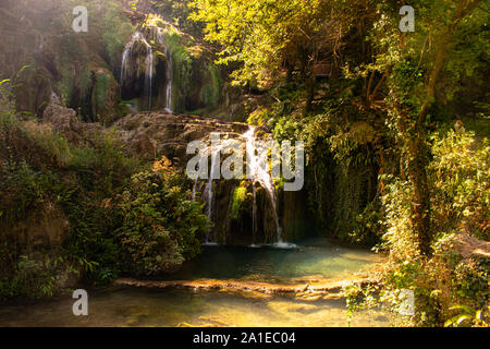 Krushuna Wasserfälle sind eine Reihe von Wasserfällen im Norden von Bulgarien, in der Nähe von Lowetsch. Sie sind berühmt für ihre Landschaft und Flüsse. Stockfoto