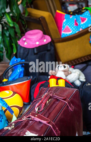 Familie Koffer und Taschen verpackt bereit zu Ferien zu gehen. Stockfoto