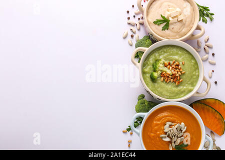 Vielfalt an Gemüse creme Suppen: mit Brokkoli, weiße Bohnen, Kürbisse, Zutaten für die Suppe, gesunde Ernährung Konzept, Platz kopieren, Horizontal Stockfoto