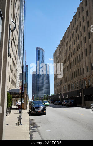 Auf der Suche nach Illinois Street in Richtung 465 North Park Apartment Gebäude streeterville Chicago Illinois Vereinigte Staaten von Amerika Stockfoto