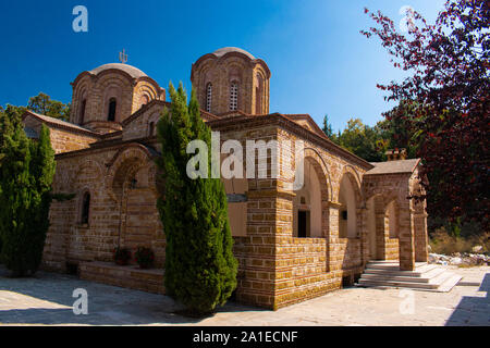 Schöne Kirche St. Dionysos an einem sonnigen Sommertag im Litchoro, Bulgarien Stockfoto