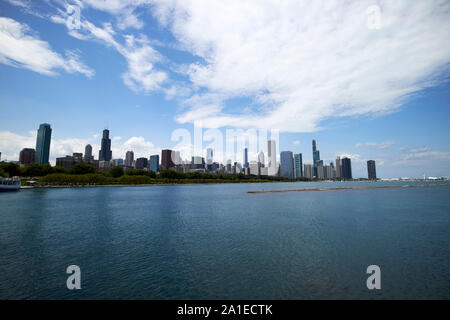 Chicago Skyline der Stadt wie aus dem Museum Campus und Seeufer Trail mit hafenmauer in Chicago Illinois Vereinigte Staaten von Amerika gesehen Stockfoto