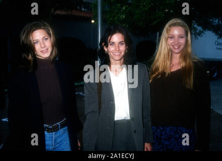 Pasadena, Kalifornien, USA, 9. Januar 1995 Schauspielerin Jennifer Aniston, Schauspielerin Courteney Cox und Schauspielerin Lisa Kudrow besuchen NBC Winter TCA Drücken Sie die Tour am 9. Januar 1995 im Ritz-Carlton Hotel in Pasadena, Kalifornien, USA. Foto von Barry King/Alamy Stock Foto Stockfoto