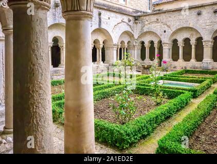 Der zentrale Innenhof Garten des 12. Jahrhunderts Senanque Abtei, mit seinen romanischen Architektur und die gepflegten Gärten. In Gordes, Frankreich. Stockfoto