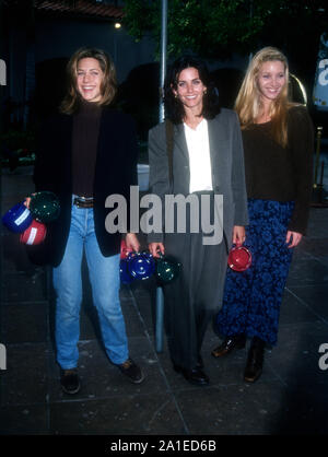 Pasadena, Kalifornien, USA, 9. Januar 1995 Schauspielerin Jennifer Aniston, Schauspielerin Courteney Cox und Schauspielerin Lisa Kudrow besuchen NBC Winter TCA Drücken Sie die Tour am 9. Januar 1995 im Ritz-Carlton Hotel in Pasadena, Kalifornien, USA. Foto von Barry King/Alamy Stock Foto Stockfoto