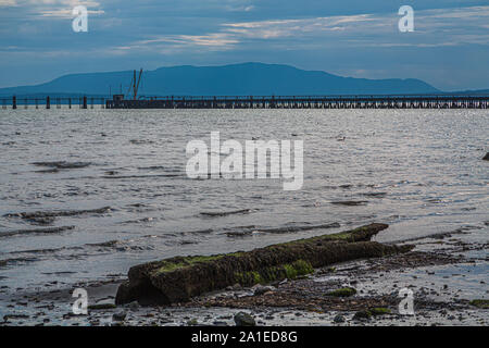 Eine ruhige Bucht und Pier über felsige Strand im pazifischen Nordwesten Stockfoto