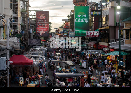 BANGKOK, THAILAND: Human Traffic macht seinen Weg Vergangenheit Straßenhändler auf der Khao San Road in Bangkok, Thailand am 23. August, 2019. Bangkoks lebhafte Khao San Road - ein Streifen berühmt unter Touristen für seinen Haushalt Hostels, Street Food und Marktstände - ist für ein £ 1,28 M Face Lift im Oktober dieses Jahres. Für viele Backpackers Khao San ist der Ausgangspunkt für Ihre Reise quer durch Südostasien. Es ist ein Ort, andere Reisende zu treffen, speisen Sie auf Pad Thai aus Straße Karren serviert, Cocktails aus Hell kleine farbige Schaufeln oder vielleicht eine schlecht beratene Tattoo. Ein Ort, um sowohl grell und ch Stockfoto