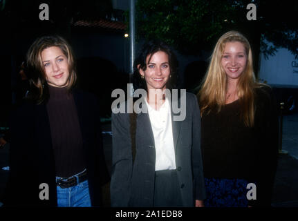 Pasadena, Kalifornien, USA, 9. Januar 1995 Schauspielerin Jennifer Aniston, Schauspielerin Courteney Cox und Schauspielerin Lisa Kudrow besuchen NBC Winter TCA Drücken Sie die Tour am 9. Januar 1995 im Ritz-Carlton Hotel in Pasadena, Kalifornien, USA. Foto von Barry King/Alamy Stock Foto Stockfoto