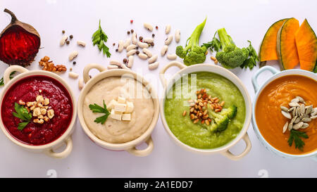 Vielfalt an Gemüse creme Suppen: mit Brokkoli, weiße Bohnen, Rüben und Kürbisse, Zutaten für die Suppe, gesunde Ernährung Konzept, Ansicht von Oben, Horizontal Stockfoto