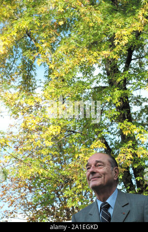 Lyon (Frankreich): 2005/10/20. Besuch von Jacques Chirac mit dem IFP (Französisches Institut für Erdöl). Enge Portrait mit grüner Baum im Hintergrund Stockfoto