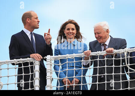 Der Herzog und die Herzogin von Cambridge melden Sie Sir David Attenborough bei der taufzeremonie der Polarforschung Schiff, das einer öffentlichen Abstimmung Boaty McBoatface, auf der Werft Cammell Laird in Birkenhead, Merseyside zu nennen. Stockfoto