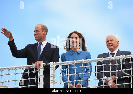 Der Herzog und die Herzogin von Cambridge melden Sie Sir David Attenborough bei der taufzeremonie der Polarforschung Schiff, das einer öffentlichen Abstimmung Boaty McBoatface, auf der Werft Cammell Laird in Birkenhead, Merseyside zu nennen. Stockfoto