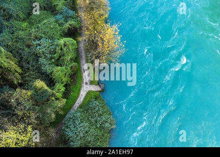 Top-down-drone Ansicht der Stromschnellen des Berg River mit kleinen Stein Pier am Waldrand. Close Up. Stockfoto