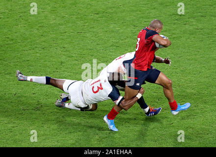 England's Jonathan Joseph in Aktion Momente bevor Joe Cokanasiga Kerben vierten versuchen, seine Seite während der 2019 Rugby World Cup Match am Kobe Misaki Stadion, Japan. Stockfoto