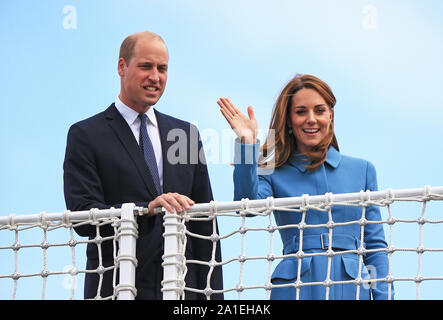 Der Herzog und die Herzogin von Cambridge melden Sie Sir David Attenborough bei der taufzeremonie der Polarforschung Schiff, das einer öffentlichen Abstimmung Boaty McBoatface, auf der Werft Cammell Laird in Birkenhead, Merseyside zu nennen. Stockfoto