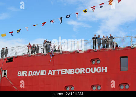 Der Herzog und die Herzogin von Cambridge melden Sie Sir David Attenborough bei der taufzeremonie der Polarforschung Schiff, das einer öffentlichen Abstimmung Boaty McBoatface, auf der Werft Cammell Laird in Birkenhead, Merseyside zu nennen. Stockfoto